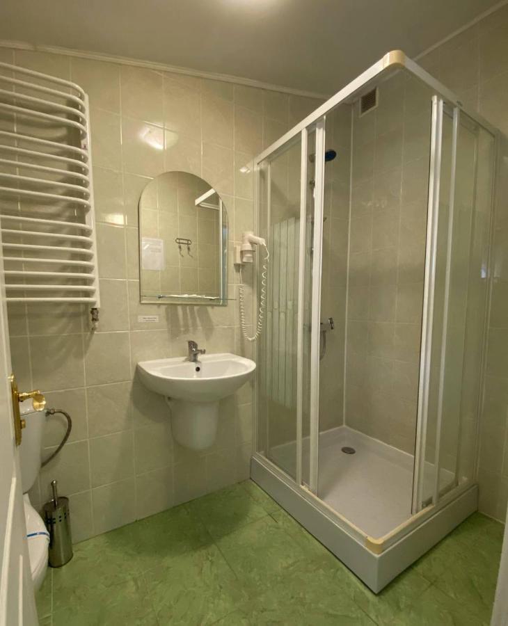 Lemon Hotel Дрогобич Екстериор снимка